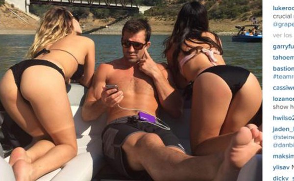 Peleador de la UFC imita a Ronaldinho en sus fotos