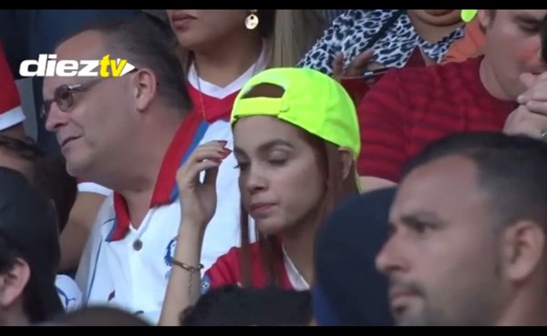 Así fue el sufrimiento de esta bella aficionada de Real Sociedad en las gradas del Nacional
