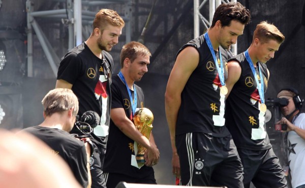 VIDEO: Así presentó Philipp Lahm la copa al público