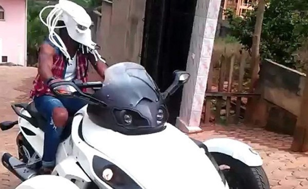 Alex Song se pasea por Camerún con una mascara del Depredador