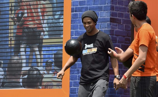 Ronaldinho dice que al fútbol mexicano le faltan estrellas internacionales