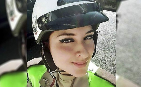 El 'selfie' de una bella policía llena de críticas a Ecuador