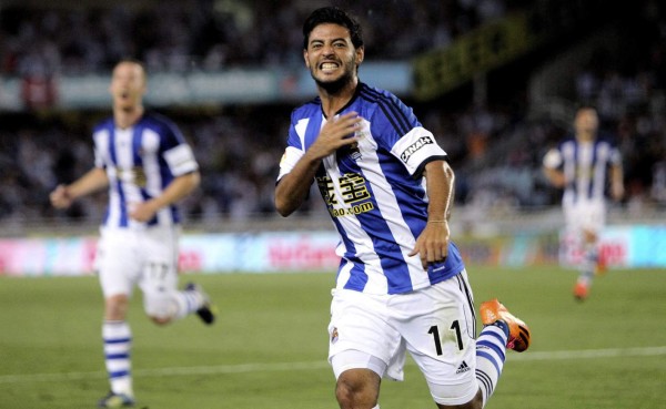 Aficionados de la Real Sociedad insultan a Carlos Vela por apoyar al Athletic