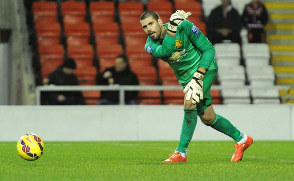 Valdés, apartado en el Manchester United, dice que 'seguirá trabajando duro'