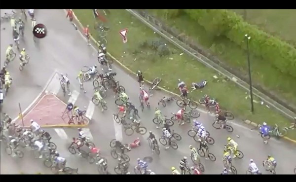 VIDEO: Masiva caída de ciclistas en el Giro de Italia
