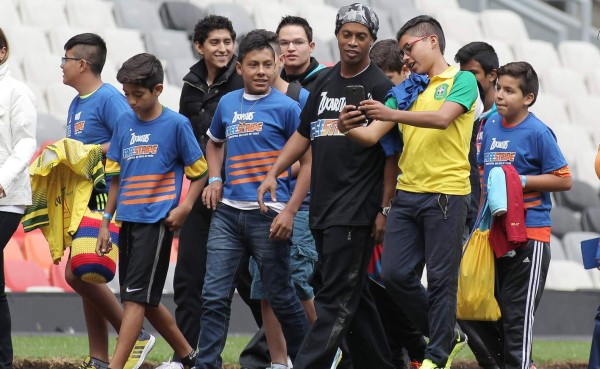 Ronaldinho compartió con niños hondureños en el estadio Azteca