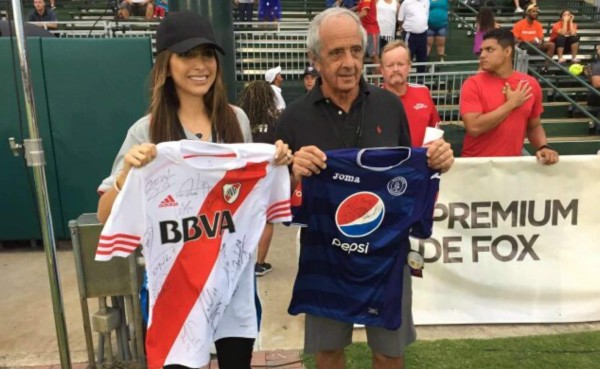 El presidente de River Plate se llevó de recuerdo una camiseta de Motagua