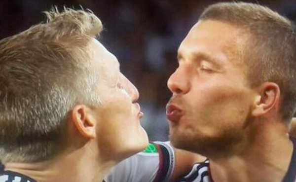 VIDEO: Los cariñitos de Schweinsteiger y Podolski