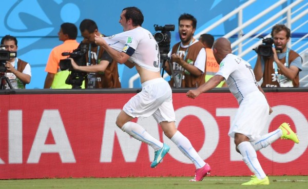 Uruguay pasa a octavos y deja a Italia en el camino