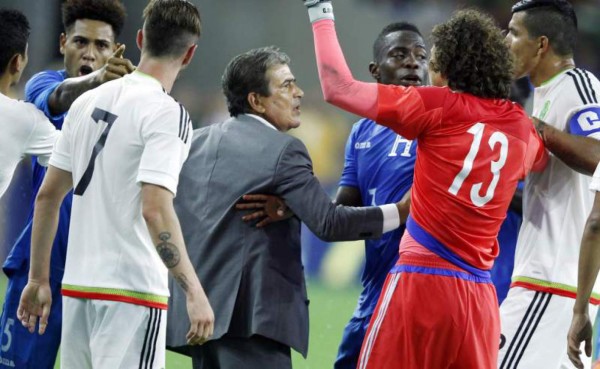 Las fotos polémicas que nos han dejado los choques México-Honduras