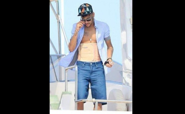 Neymar pasa sus vacaciones con una faja por su rehabilitación