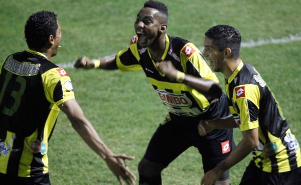 Real España acaba con el invicto del Olimpia