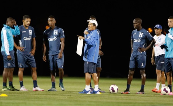 Selección de Honduras se prueba en la grama sintética en Houston