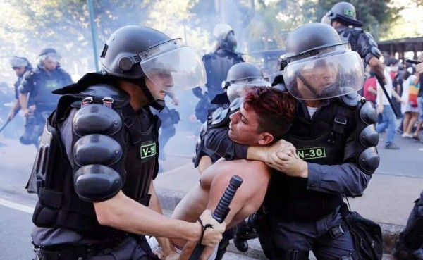 Fuertes protestas en las afueras del Maracaná previo a la final