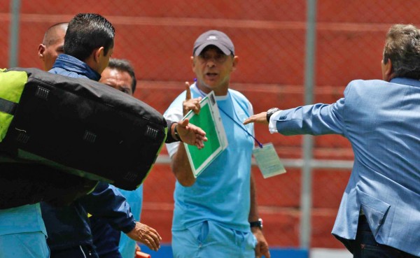 Jorge Luis Pinto le reclamó fuertemente al árbitro del Guatemala-Honduras