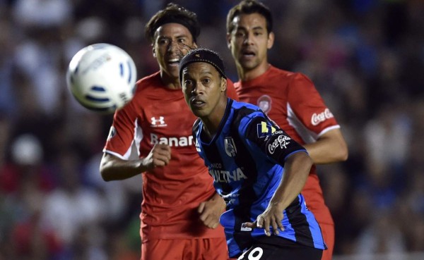 Ronaldinho no brilla y el Querétaro empata en casa