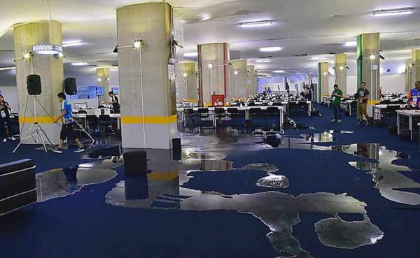 Se rompe tubería y afecta sala de prensa en el Arena das Duna