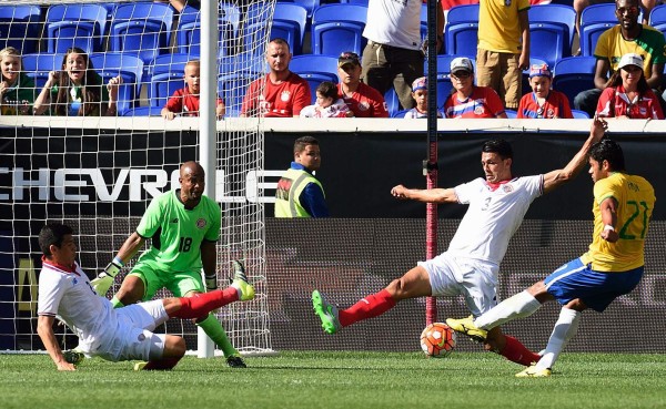 Hulk le dio la victoria a Brasil sobre Costa Rica