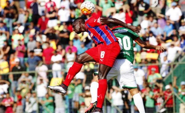 El delantero Javier Estupiñán disputa la pelota con el mediocampista de Marathón Alfredo Mejía. Foto Melvin Cubas