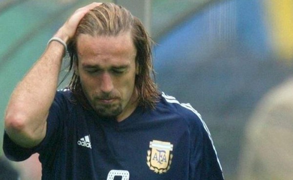Batistuta pide que le amputen las piernas por fuertes dolores en sus rodillas