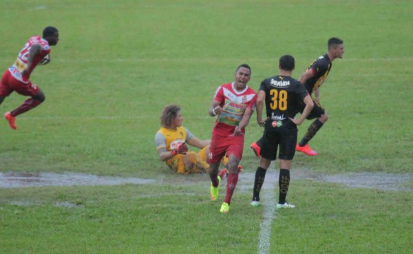 Real Sociedad empató en el último suspiro y Real España sigue en el sótano