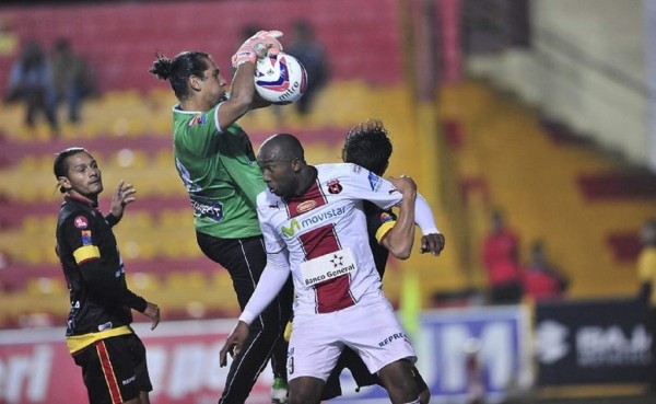 Portero tico de 23 años anuncia su retiro debido a problemas cardiacos.