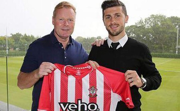 Delantero irlandés Shane Long firma con Southampton
