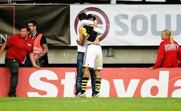 El tico Celso Borges jugó con camiseta prestada de aficionado