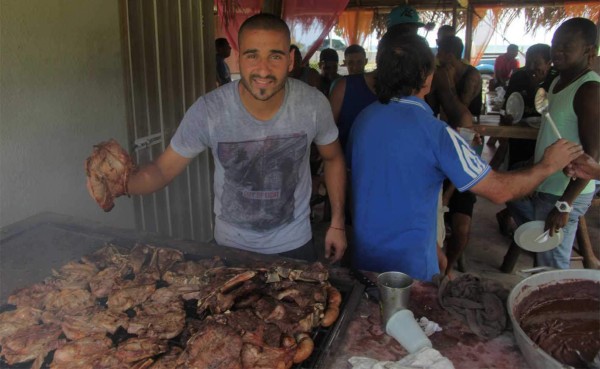 Victoria olvida la pena del debut con un asado playero