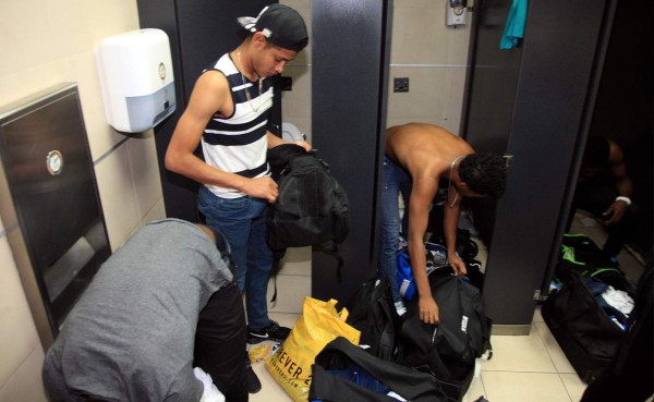 Penoso: Fenafuth despoja de indumentaria a jugadores Sub20 en aeropuerto