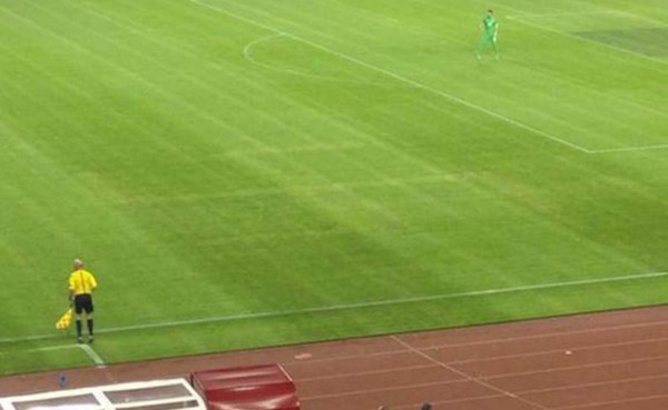 Dibujan símbolo nazi en el césped del partido Croacia-Italia