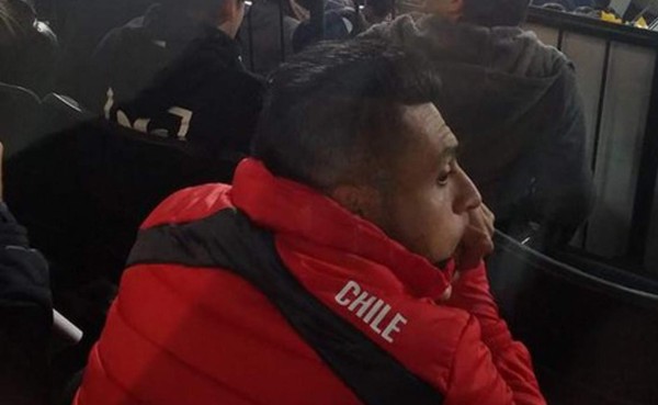 Gonzalo Jara aparece en las gradas del estadio Nacional de Santiago