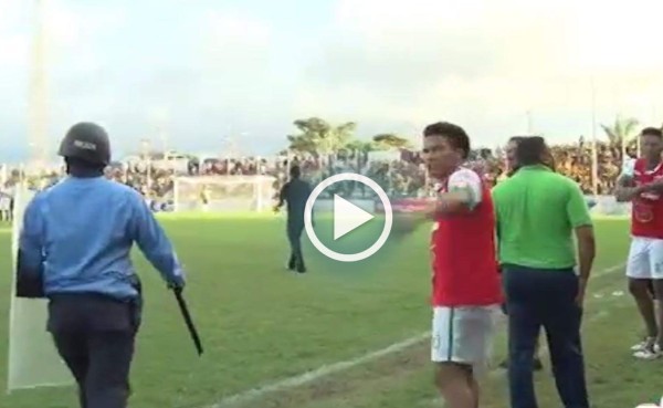 Video: Rambo de León explotó contra el árbitro tras el final del Platense y Real España