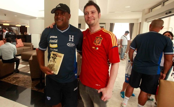 Escritor español le obsequió un libro a Hernán Medford
