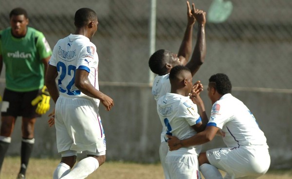 Olimpia gana a Real Sociedad y vuelve a la vida en Liga Nacional