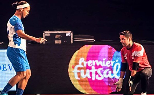 VIDEO: Ronaldinho anotó cinco goles en su debut en la Premier Futsal India