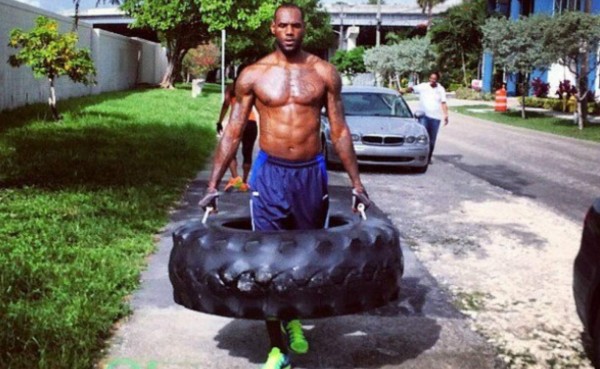 LeBron James entrena levantado llantas de tractor