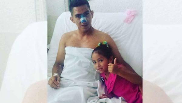 Irvin Reyna junto a su hija en el hospital tras ser operado.