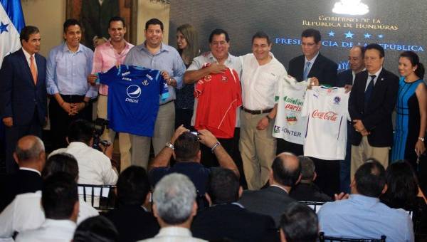 El técnico Jorge Luis Pinto y Rafael Callejas estuvieron el evento de la presentación de la final de la Copa Presidente. Foto DIEZ