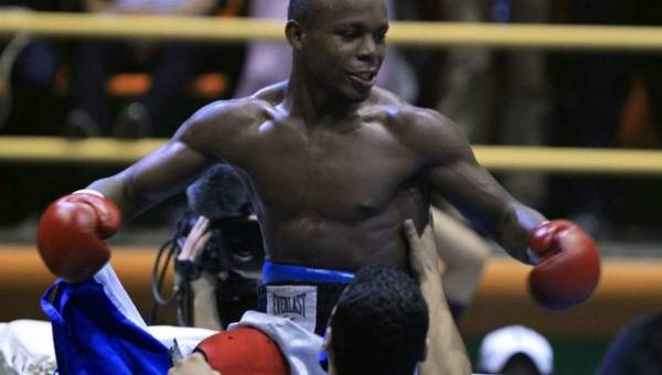El catracho no pudo vencer al boxeador nicaragüense. La pelea terminó en empate.