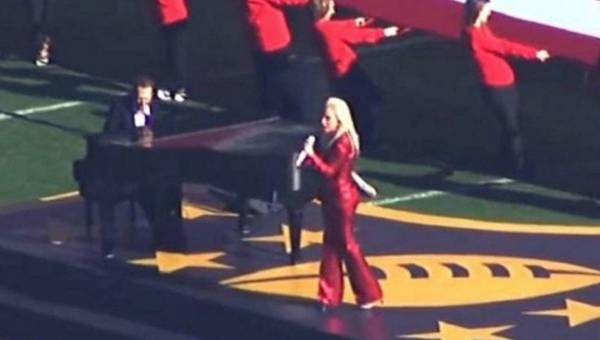 Lady Gaga aparecerá minutos antes del arranque del partido en Broncos y Panthers.