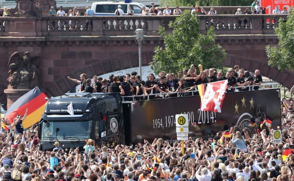 Una multitud eufórica recibe a Alemania en Berlín