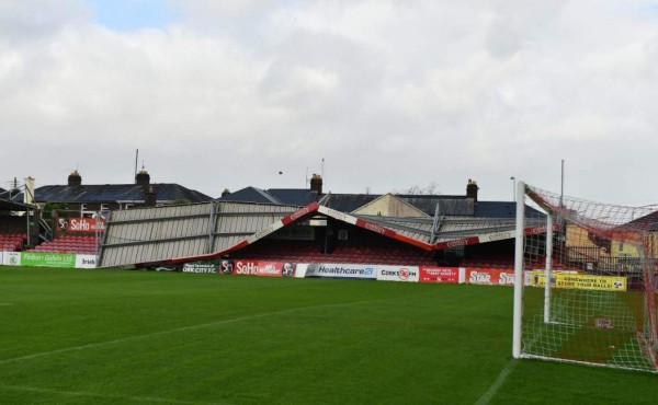 Huracán Ofelia hace estragos y daña gravemente un estadio de fútbol