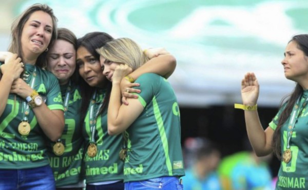 Viudas de jugadores del Chapecoense demandan al club brasileño