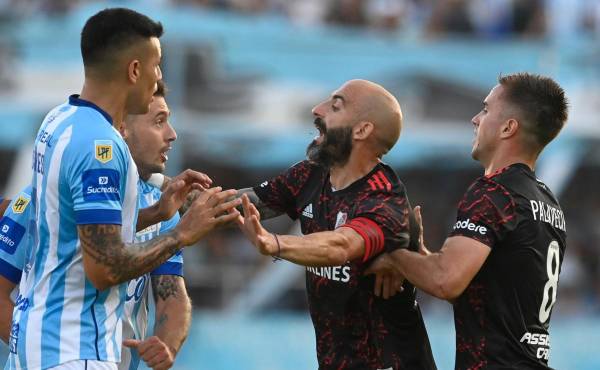 Mauro Osores en un partido de la Liga Profesional con el Atlético Tucumán enfrentando a River Plate.