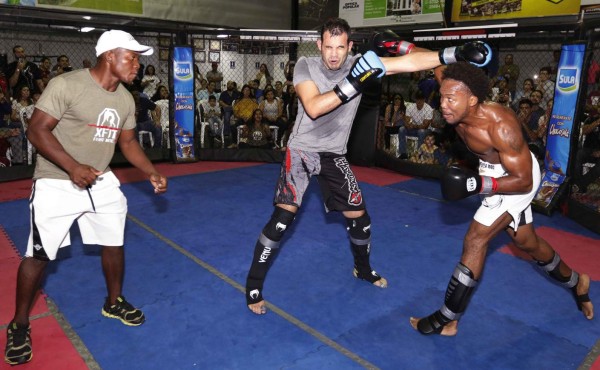 Puñetazos, patadas y ovación, así se vivio el X Fit Fight Nite 10 de la MMA