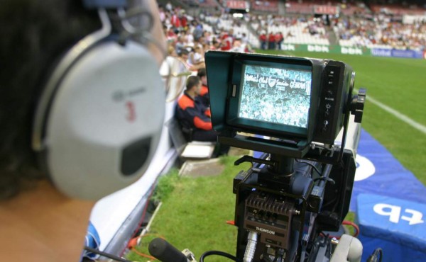 ¡Sin escupir ni sacudirse la nariz! Las medidas que se adoptarían para la reanudación del fútbol