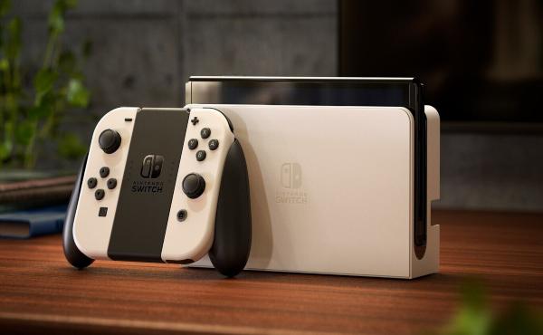 La elegante Nintendo Switch OLED en su presentación clásica en blanco y negro.