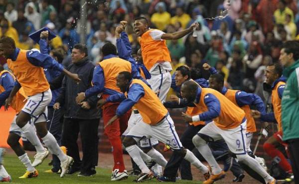 Andy Nájar estuvo en el banco de suplentes en el Aztecazo con Luis Fernando Suárez.