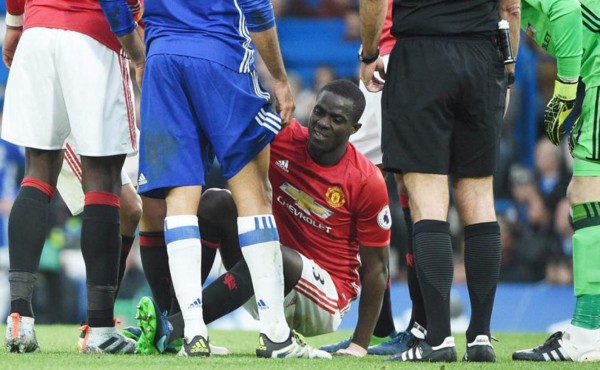 El defensor del Manchester United Eric Bailly estará dos meses de baja por lesión